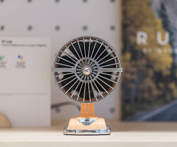 bold-ideas-come-true-google-retail-interior-desk-fan-bgr