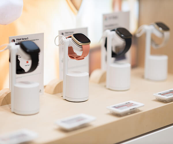 consumer-electronics-fitbit-smartwatch-display-bgr